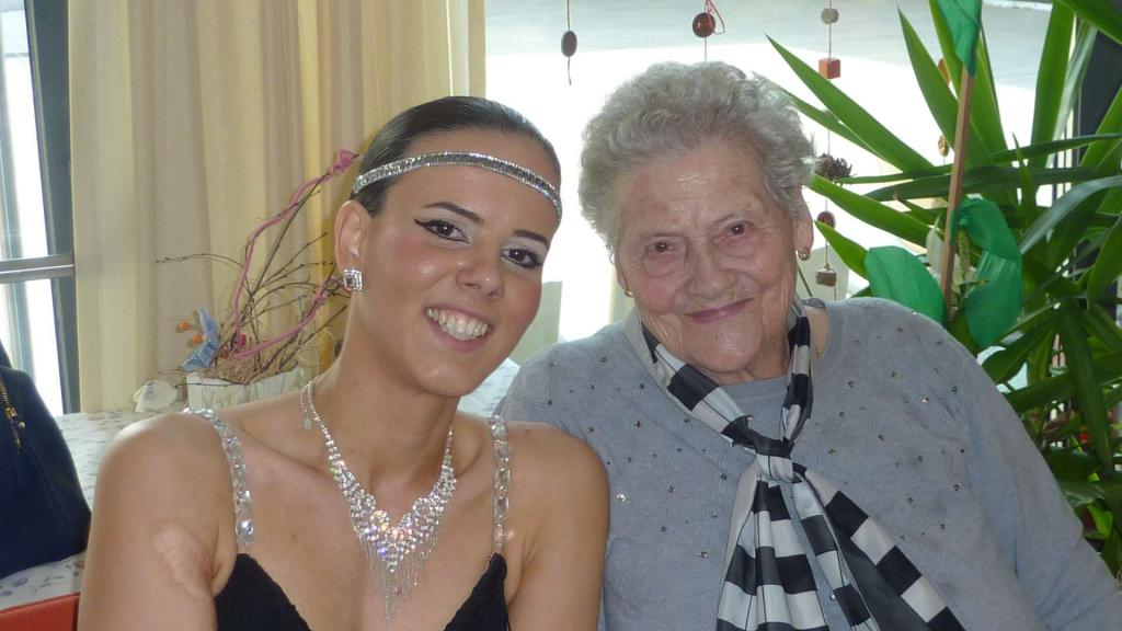 Vanessa mit ihrer Oma, Bewohnerin im Seniorenwohnheim